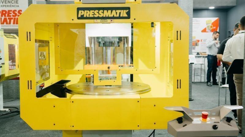 Aumento de 15x na Produtividade: Prensa PMC60-GT de 60 Toneladas com Mesa Giratória